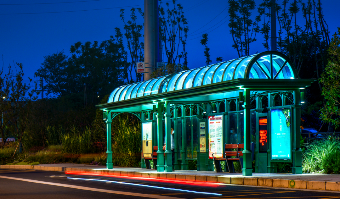 公交站臺，彭州生活一脈的“新面孔”亮相了！