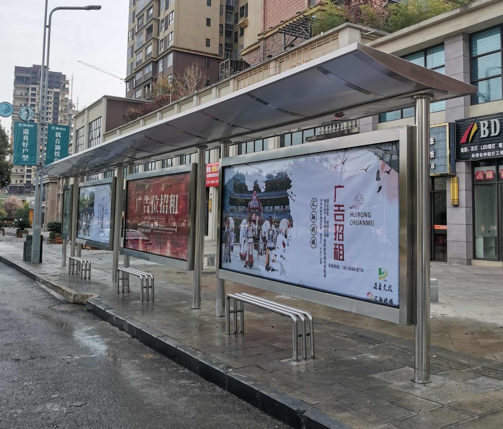 道真縣不銹鋼公交站臺(tái)全城改造提升項(xiàng)目順利完工