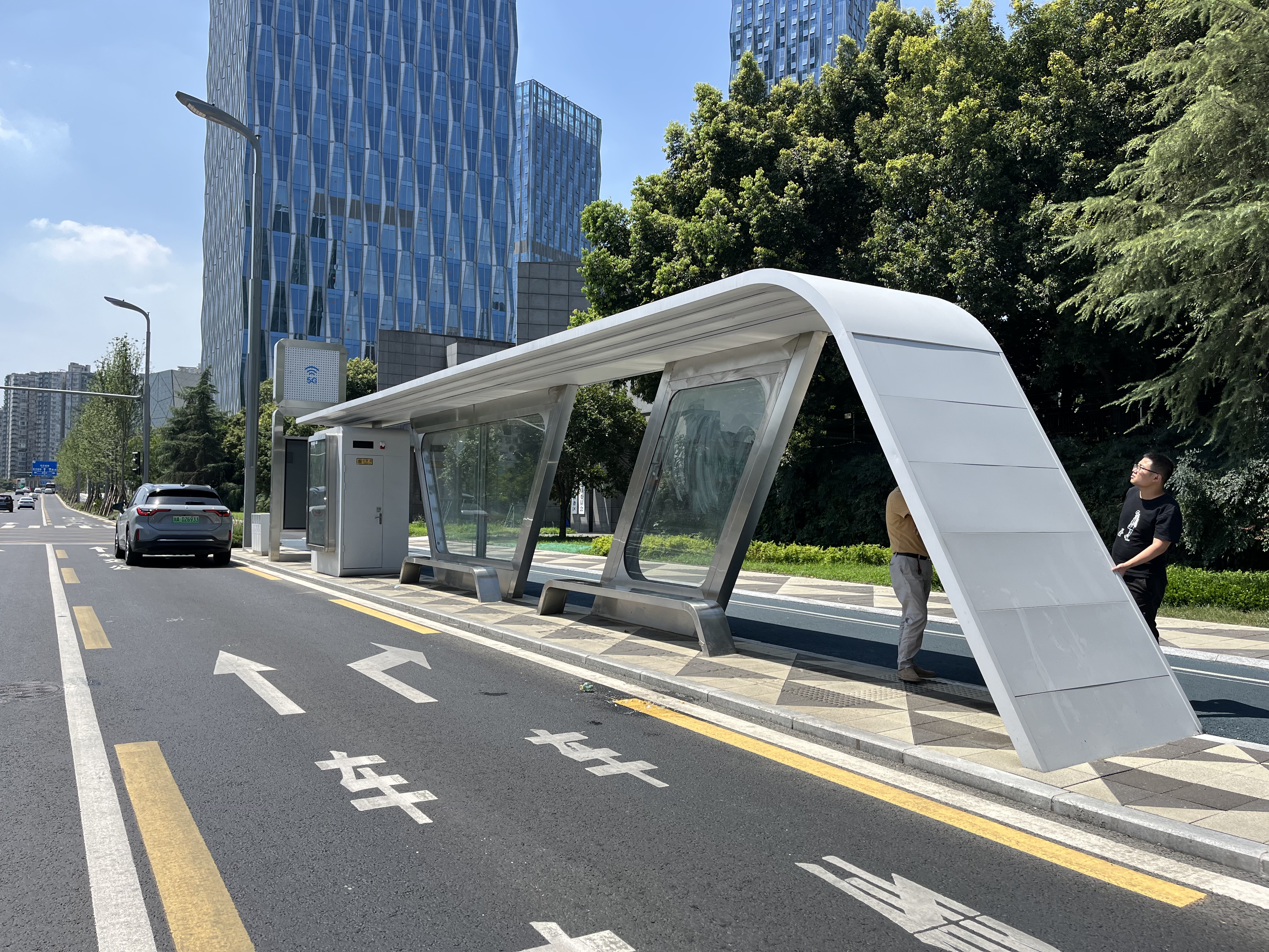 成都市錦江大道智慧公交候車亭亮相蓉城街頭